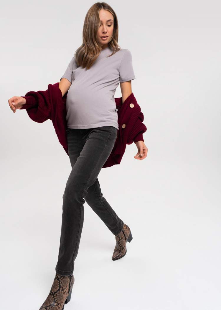 Джинсы ILM Стайл-043 для беременных; черный (Арт. 105002) Удобные стильные базовые джинсы для беременных.
Модель свободного кроя "бойфренд"
Джинсы разработаны по специализированному лекалу для беременных.
Тип пояса: трикотажная вставка средней высоты с регулировкой степени утяжки.
Материал: хлопковый деним
Длина по внутреннему шву: 76 см 
Карманы: 2 передних боковых кармана, 2 накладных кармана сзади 
Рекомендации по уходу: деликатная стирка в стиральной машине при 30°C
Состав: 98% Хлопок / 2% Эластан