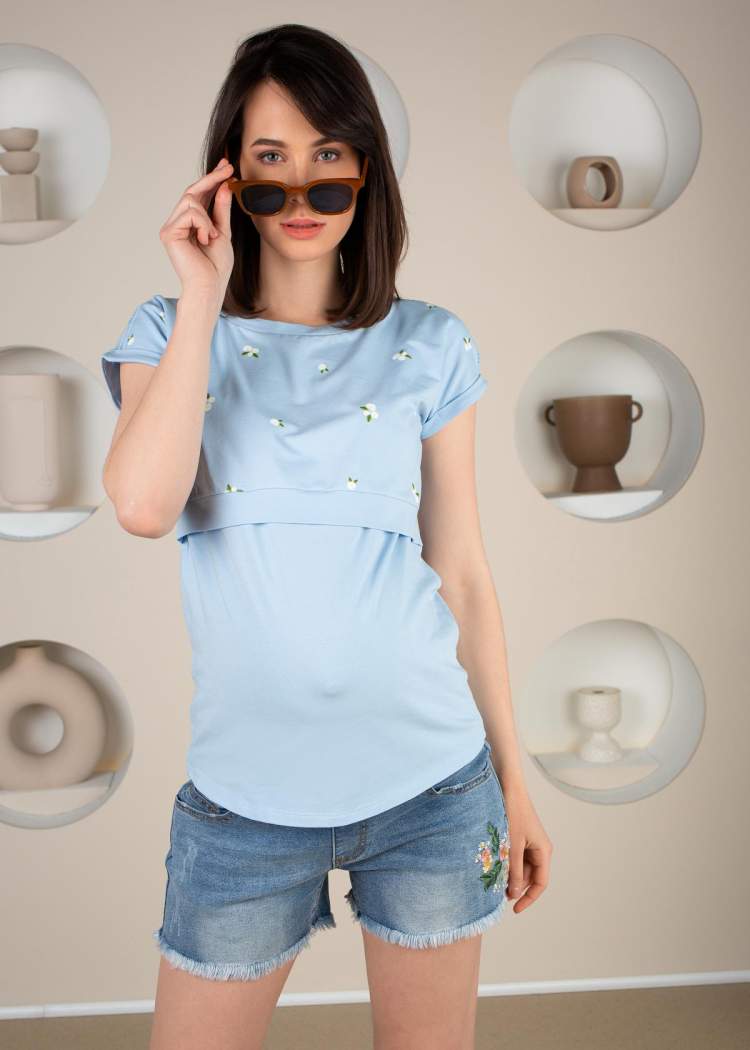 Футболка ILM Миган для беременных и кормящих; голубой (Арт. 104680) Универсальная базовая футболка для беременных и кормящих. Модель полуприлегающего силуэта из гладкого хлопкового трикотажа. Создана с учетом постепенного увеличения живота. Идеально садится на любом сроке беременности и после нее. Для легкого доступа к груди предусмотрен функциональный двуслойный подрез под грудью. Длина изделия по спинке: 60 см. Рекомендации по уходу: деликатная стирка в стиральной машине при 30°C
Состав: 95% Хлопок / 5% Эластан