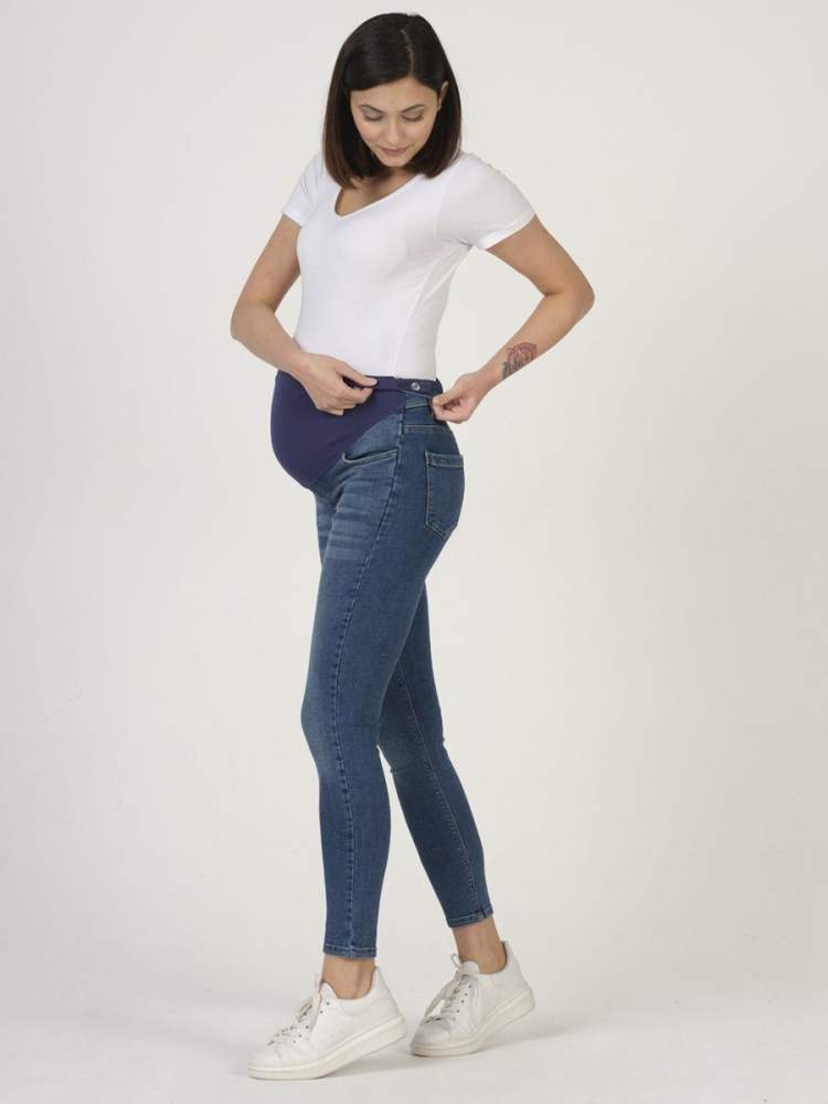 Джинсы EM для беременных и кормящих; синий (Арт. 1406400370) Модные джинсы для беременных с удобным низким бандажом. Джинсы универсальные, можно носить и во время беременности и после родов.
Состав: хлопок 97% лайкра 3%