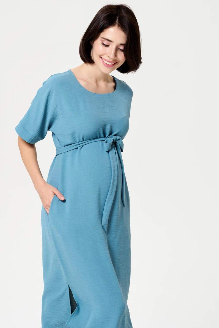 Платье HM для беременных; бирюзовый (Арт. 9101405) Бирюзовое платье прямого кроя для беременных. Универсальная модель, одинаково подходящая к повседневному и вечернему образу. Для создания последнего достаточно подобрать выразительные аксессуары и элегантную обувь на каблуке. Комфортный силуэт позволяет носить модель на протяжении всей беременности. Регулировать нужный объем можно при помощи тканевого пояса, или используя любой другой подходящий по стилю и цвету ремень. У платья спущенные прямые рукава, круглая аккуратная горловина, есть боковые разрезы и карманы в швах. Все детали выдержаны в лаконичном элегантном стиле, который уместен в любой обстановке.
Состав:	полиэстер 100%