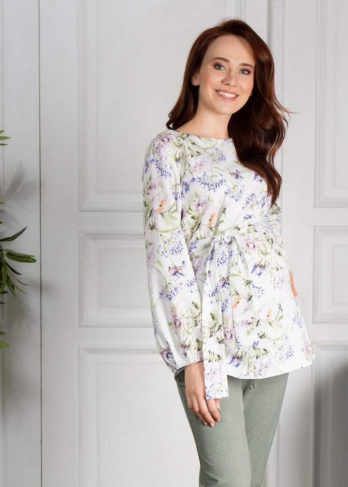 Блуза ILM Мэрион для беременных; молочный (Арт. 104789) Красивая стильная базовая блузка для беременных и кормящих. Модель полуприлегающего кроя с завышенной талией, дополнена поясом. Выполнена из мягкой струящейся плательной ткани. Блузка создана с учетом постепенного увеличения живота. Можно носить до, во время и после беременности. 
Длина изделия по спинке: 66 см 
Длина рукава: 60 см
Рекомендации по уходу: деликатная стирка в стиральной машине при 30°C
Состав: 70% Вискоза / 30% Полиэстер