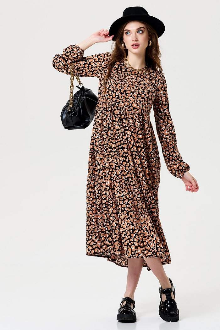 Платье HM для беременных; черный леопард (Арт. 9101906) Длинное платье со стилизованным леопардовым принтом. Модель просторного силуэта, с завышенной талией и широким воланом снизу. Платье предусматривает несколько вариантов носки. Его можно надеть с широким однотонным поясом, слегка зафиксировав летящий крой по фигуре. Или обойтись без него, чтобы образ стал более свободным, с некоторым оттенком «фолк». Платье отлично подходит для повседневного использования, походов в офис, если мама работает. С ним будет гармонировать любая удобная обувь, босоножки, слипоны или ботильоны на низком и среднем ходу. Благодаря свободному силуэту платье можно носить и после рождения малыша.
Состав:	вискоза 50%, полиэстер 50%