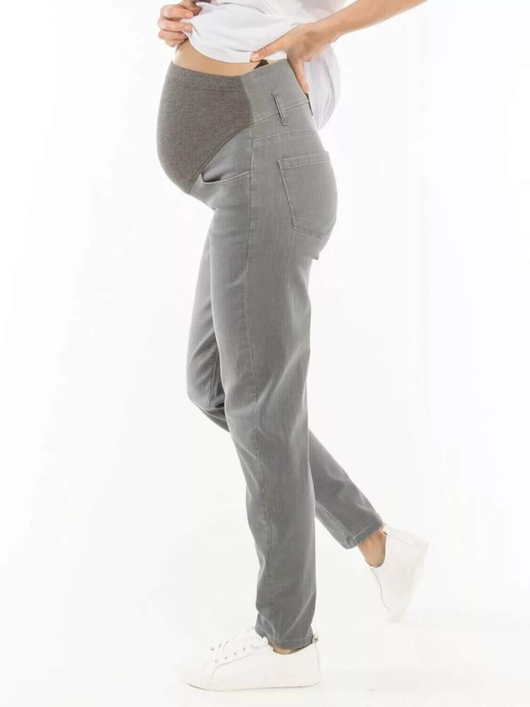 Джинсы EM MOMFIT для беременных; серый (Арт. 1412402870) Модные джинсы для беременных с удобным высоким бандажом. Джинсы универсальные, можно носить и во время беременности и после родов.
Состав: хлопок 97%, лайкра 3%