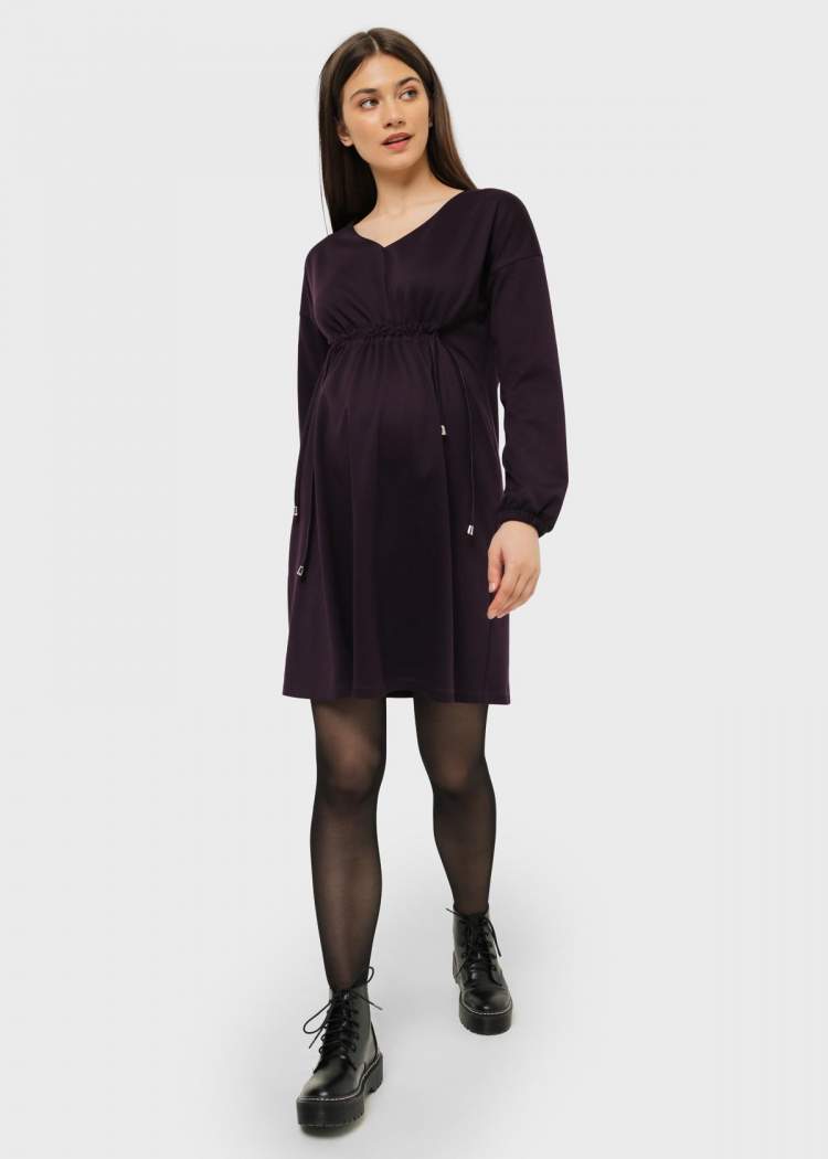Платье ILM Джени для беременных и кормящих; сливовыйи (Арт. 104273) Базовое стильное платье для беременных. Платье из трикотажа джерси с завышенной талией. Разработано с учетом особенностей фигуры беременных девушек. Регулируется по объему шнуровкой на талии под грудью. Платье рассчитано на любой срок беременности, а также идеально садится и после нее. Длина изделия по спинке: 86 см. Длина рукава (реглан): 66 см 
Рекомендации по уходу: деликатная стирка в стиральной машине при 30°C 
Состав: 60% Вискоза / 30% Нейлон / 10% Полиэстер