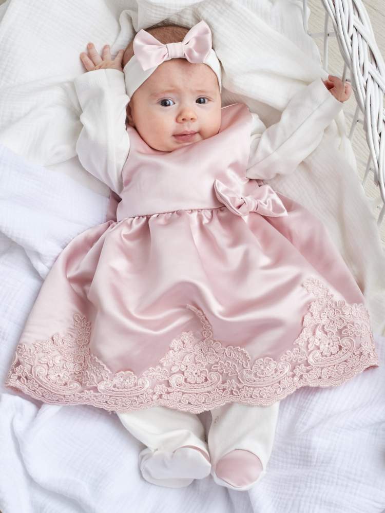Комплект LB Принцесса комбинезон + платье; розовый (Арт. 7700116) Очаровательный набор на выписку для маленькой принцессы. В комплекте: комбинезон, платье, повязка и бант-брошка, которую вы можете прикрепить сзади платья для Вашей роскошной фотосессии. Платье декорировано итальянским кордовым кружевом, имеет хлопковую подкладку. Само платье одевается на комбинезон. Комбинезон изготовлен из 100% хлопка (очень мягкий и нежный интерлок, самого высокого качества - пенье) Состав: Подклад: 100% хлопок, верх: 100% полиэстер