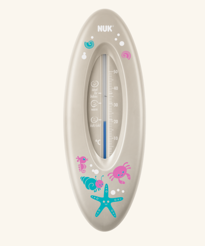 Термометр для ванны NUK  &quot;OCEAN&quot;  (арт. 10256388) NUK Термометр для ванны помогает определить правильную температуру воды, чтобы ваш малыш получил удовольствие от купания. Подробная шкала показывает точную температуру воды, поэтому вы сразу можете увидеть, что вода достигла нужной температуры (37°C). Шкала для измерения температуры в термометре для ванны NUK  заполнена чистым рапсовым маслом - натуральным продуктом, который не принесет никакого вреда, даже если он по какой-либо причине выльется. Корпус изготовлен из небьющегося сохраняющего свою форму материала. На термометр нанесены забавные рисунки. NUK Термометр для ванны "Океан" гарантирует безопасное и приятное купание для вашего малыша.