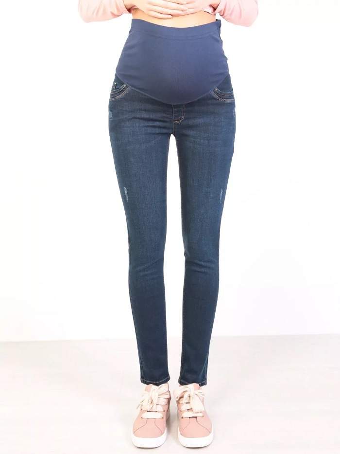 Джинсы EM для беременных; темно-синий (Арт. 9028392370) Модные джинсы для беременных с удобным высоким бандажом. Джинсы универсальные, можно носить и во время беременности и после родов.
Состав: хлопок 97% лайкра 3%