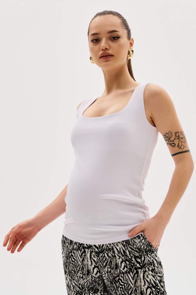 Майка HM для беременных и кормящих; белый (Арт. 1103102) Майка для беременных женская белого цвета длиной до середины бедра. Достаточно глубокий вырез и открытые проймы красиво подчеркивают область декольте и плечи. Классический летний вариант, идеально подчеркивающий фигуру, аккуратно облегает животик, не мешая его росту. Модель подойдет на любом сроке беременности и после родов. Белый цвет модели самодостаточен и не требует дополнительных декоративных деталей. Модель можно использовать как майка для беременных летняя, майка женская для беременных, футболка для беременных женская.
Состав:	полиэстер 100%