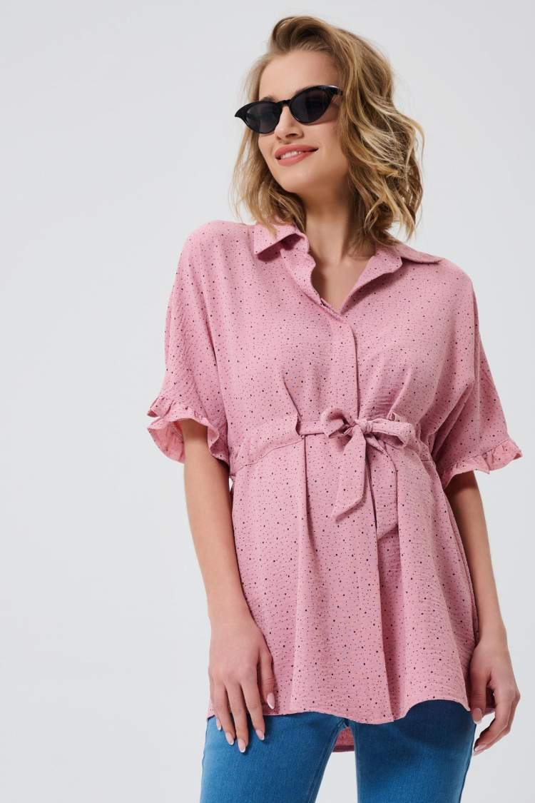 Блузка НМ для беременных и кормящих; розовый (Арт. 1101009) Розовая блузка с узором в мелкий «горошек». Распашной воротник переходит в супатную застежку. В районе талии широкая кулиска, она поможет регулировать ширину блузки на разных сроках беременности. Рукава-кимоно заканчиваются романтичным рюшем. Модель просторная, удобная, из легкой летней ткани. Не только нарядная, но и комфортная в жару, к тому же легко комбинируется с разными брюками и юбками. Стилистика позволяет надевать блузку как на прогулку, так и в офис, если мама еще не ушла в декретный отпуск.Состав:	полиэстер 100%
