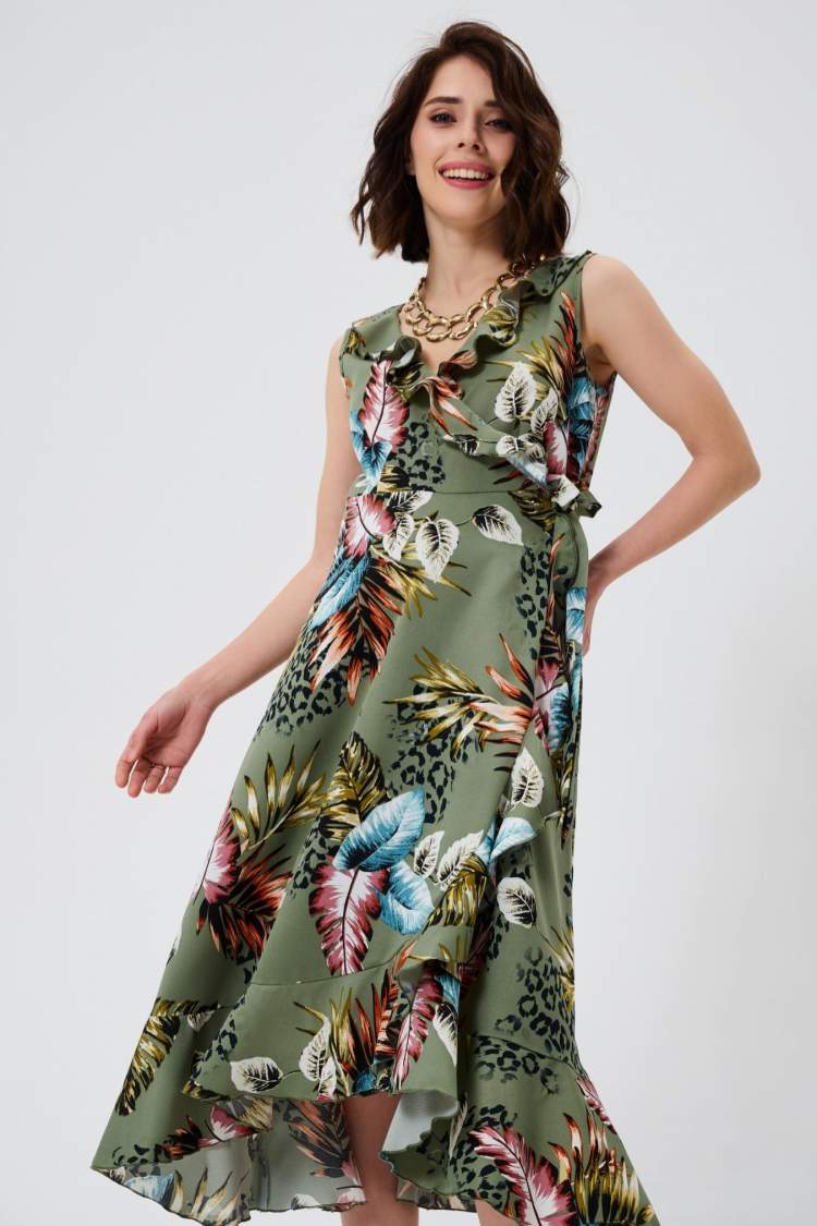 Платье HM для беременных; зелёный (Арт. 9104005) Зеленое платье с фантазийным тропическим принтом. Летняя модель с открытыми проймами, скроенная «на запах». Яркому рисунку вторит воздушный волан, который идет по всему контуру платья. Длина «миди», классическая, удобная для лета и универсальная в плане сочетаемости. Модель отлично вписывается в любой женственный образ, подходит к каблукам и романтичным лодочкам. Благодаря банту, который фиксирует запах, объем платья может варьироваться. Поэтому модель подойдет для любого срока беременности, и после родов ее также можно носить, затянув до нужного размера.Состав:	вискоза 50%, полиэстер 50%