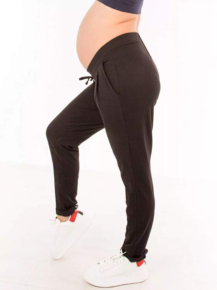 Брюки спортивные EM для беременных; черный (Арт. 30390270) Брюки свободного покроя, низ брюк с широким подворотом, имеются карманы в боковых швах. Широкий эластичный пояс под живот, Ткань хлопок пенье с лайкрой.
Состав: 90% хлопок, 10% ЭЛ