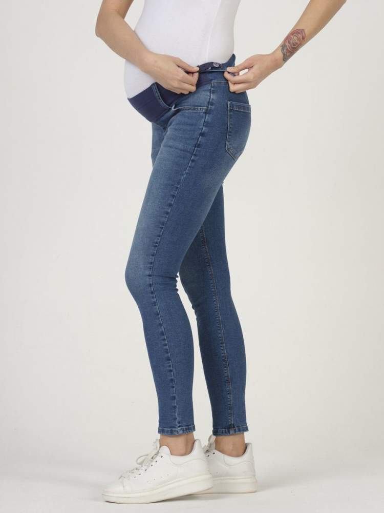 Джинсы EM для беременных и кормящих; синий (Арт. 91055570) Модные джинсы для беременных с удобным низким бандажом. Джинсы универсальные, можно носить и во время беременности и после родов.
Состав: хлопок 97% лайкра 3%