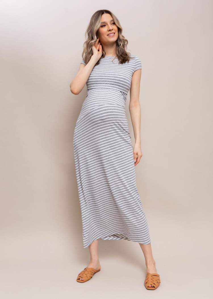 Платье ILM Вояж для беременных и кормящих; серый/полоса (Арт. 104676) Стильное летнее платье для беременных и кормящих. Модель прилегающего силуэта из гладкого хлопкового трикотажа. Создано с учетом изменения пропорций тела во время беременности. Для легкого доступа к груди предусмотрен функциональный двуслойный подрез под грудью. Можно носить до, во время и после беременности. Длина изделия по спинке: 140 см. Рекомендации по уходу: деликатная стирка в стиральной машине при 30°C