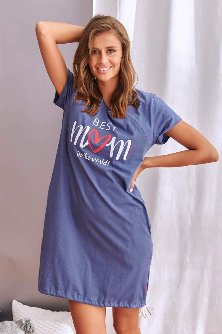 Платье домашнее ALLES; синий (Арт. 1230065) Хлопковая сорочка с надписью "Best Mom" на груди. Сорочка с двумя разрезами на замочках в области горловины, по подолу проходит стягивающая резиночка со шнурочком.
 Состав: ХЛОПОК 100%