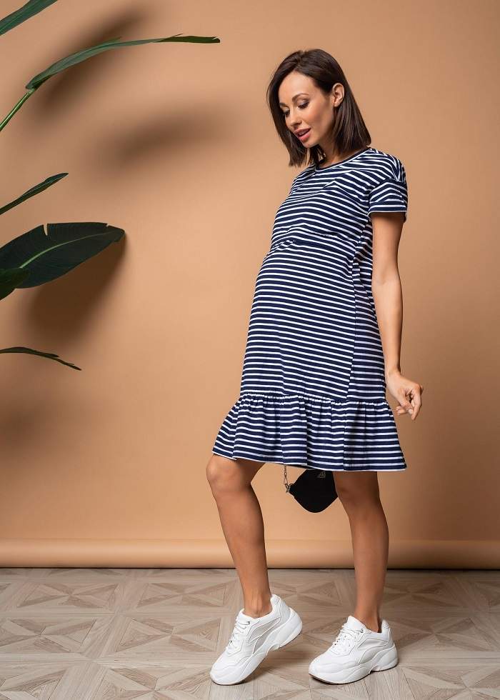 Платье ILM Калифорния для беременных и кормящих; синий/полоска (Арт. 104678) Красивое и практичное летнее платье для беременных и кормящих.
Модель полуприлегающего силуэта из хлопкового трикотажа. 
Платье создано с учетом постепенного увеличения живота. 
Для легкого доступа к груди предусмотрен функциональный двуслойный подрез под грудью. 
Платье рассчитано на любой срок беременности, а также идеально садится и после нее.     
Длина изделия по спинке: 90 см 
Рекомендации по уходу: деликатная стирка в стиральной машине при 30°C
Состав: 95% Хлопок / 5% Эластан