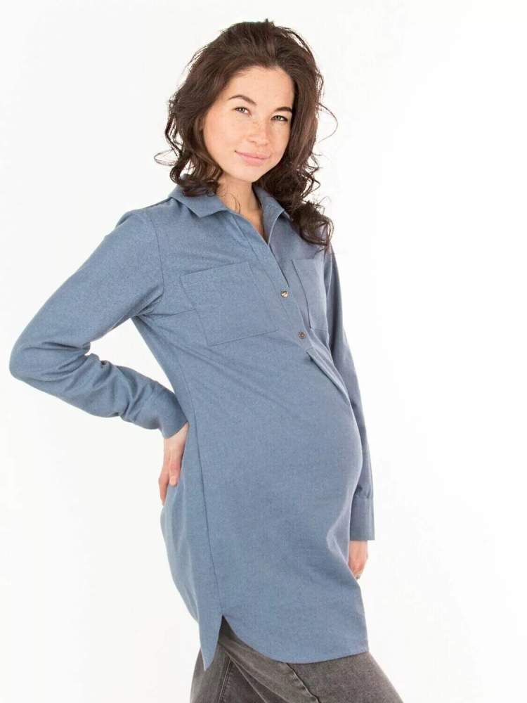 Блуза-рубашка для беременных и кормящих ЕМ; синева (Арт. 80253370) Рубашка для беременных и кормящих мам из мягкой фланели. Расстегнув пуговицы на груди можно покормить малыша.Теплая универсальная фланелевая рубашка для беременных и кормящих мам. В ассортименте клетчатая, однотонная и в полоску фланелевая рубашка туника. Мягкая и теплая фланелевая рубашка блуза изготовлена из плотной ткани с преимущественным содержанием хлопка. Базовая рубашка женская с длинными рукавами, удобными накладными карманами и удлиненной спинкой отлично сядет на любую фигуру, эффектно скрыв недостатки и подчеркнув стройность женщины. Девушкам невысокого и среднего роста можно носить как тунику.