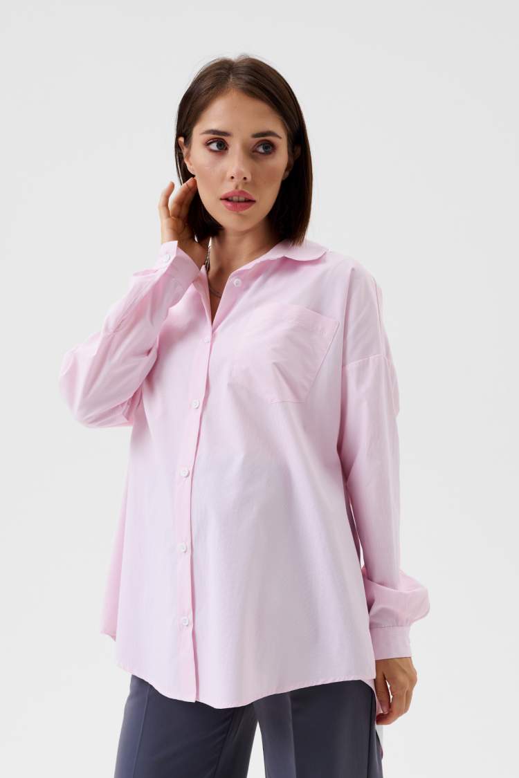 Рубашка НМ для беременных и кормящих; розовый (Арт. 1102509) Рубашка для беременных женщин розового оттенка в мелкую полоску, свободного кроя в стиле оверсайз, длиной до середины бедра. Рубашечный воротник переходит в застежку-планку на пуговицах. Плечо спущено, свободные рукава с широкими манжетами на пуговицах, по бокам небольшие разрезы. На груди с левой стороны крупный накладной карман. Модель имеет удлиненную фигурную спинку, состоящую из 2х частей. Просторный силуэт из мягкой приятной ткани можно носить на всем сроке беременности и после родов.
Состав:	хлопок 55%, полиэстер 45%