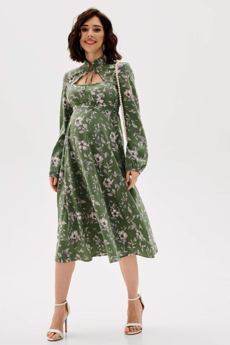 Платье HM для беременных; зеленый (Арт. 9106305) Платье для беременных нарядное зеленого оттенка с растительным цветочным принтом длиной ниже колен. Фасон миди - это женственная модель, которая сделает Вас неотразимой. Легкая струящаяся ткань подчеркнет все достоинства фигуры и скроет недостатки. Оригинальная фигурная горловина дополнена стойкой на тесьме-завязке. Воздушные длинные рукава расширенны к низу и собраны на резинку. Объем талии корректируется поясом (входит в комплект), в этом образе будет удобно на всем сроке и после родов. Этот демисезонный вариант отлично впишется в гардероб как наряд не только для весеннего и осеннего периода, но так же и для прохладного летнего вечера. Предназначено для высоких и невысоких, а так же среднего роста девушек. Универсальный покрой подойдет для повседневной носки, фотосессии, вечернего выхода, на выписку, новый год, как одежда больших размеров. Магазин Happy Moms - это товары и вещи для стильных будущих мам. Беременность - прекрасный период, будьте всегда неотразимы.