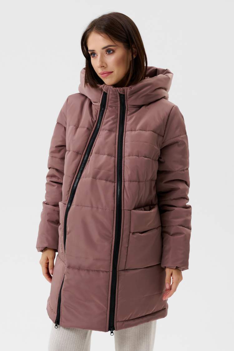 Куртка НМ зимняя для беременных; кофейный (Арт. 8100306) Куртка для беременных зимняя 2в1 кофейного цвета длиной до колен. Для удобства будущей мамы снабжена вставкой на молниях, которая дает дополнительный объем на животик. После появления малыша вставку можно отстегнуть, и к куртке вернется ее обычный стандартный размер. Внутри модели утеплитель холлофайбер (300 г/м полочка и спинка, 200 г/м рукава), он не скатывается, не теряет объема. Прекрасно сохраняет тепло и защищает от морозов. Материал куртки не пропускает влагу, не продувается, при этом куртка легкая и комфортная. Фасон с глубоким капюшоном на высоком воротнике-стойке, с большими накладными карманами. Удобная застежка на молнии. По низу предусмотрена резинка с фиксаторами, которая позволит отрегулировать объем.
Состав:	полиэстер 100%