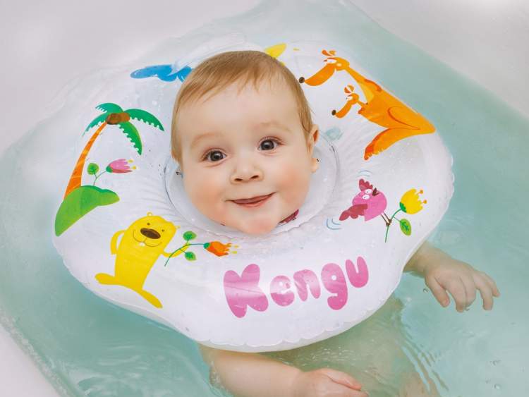Надувной круг ROXY для купания Кengu (арт. 00197) Круг для новорожденных Flipper предназначен для проведения водных процедур в ванной с самого рождения. Надувной аксессуар для шеи малыша сделан из безопасного современного полимера, а также имеет две воздушные камеры, внутри которых есть шарики-погремушки для более увлекательного купания ребенка. В конструкции круга предусмотрены выемка для подбородка малыша и ручки, благодаря которым родители смогут придерживать ребенка, определения направление купания. Две удобные застежки обеспечивают быструю и простую фиксацию круга во время купания. Для дополнительной безопасности малыша круг Flipper имеет сглаженный внутренний шов, который не поранит шею. Может использоваться в домашних условиях и на открытых водоемах глубиной не более 1 метра. В конструкции предусмотрен ниппель с обратным клапаном, который удержит воздух даже с открытым колпачком. Соответствует европейским стандартам качества и безопасности детских товаров.
Состав: ПВХ