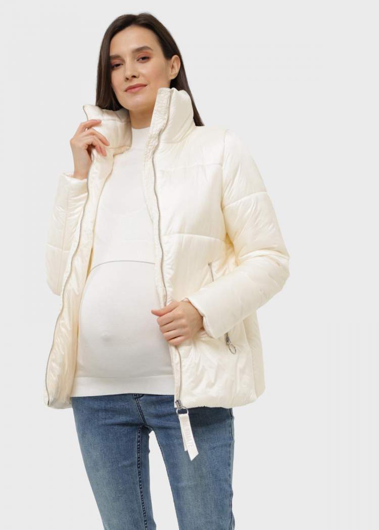 Куртка демисезонная ILM 2в1 Брайтон для беременных; молочный (Арт. 103969) Теплая демисезонная куртка для беременных.
Комплект: куртка с запасом на живот. 
Для удобства ношения на весь период беременности предусмотрены потайные молнии в боковых швах.
Материал: курточная ткань
Утеплитель: синтепон (220 гр/м2)
Модель куртки с высоким воротником, прямого силуэта. 
Куртка создана с учетом постепенного увеличения живота. Подходит с самых ранних сроков и до конца беременности. 
Можно носить до, во время и после беременности.
Карманы: два боковых прорезных кармана на молнии
Длина изделия по спинке: 62 см
Длина рукава: 62 см
Рекомендации по уходу: химчистка
Рост модели 175 см, размер на модели 42
Состав: 100% Полиамид