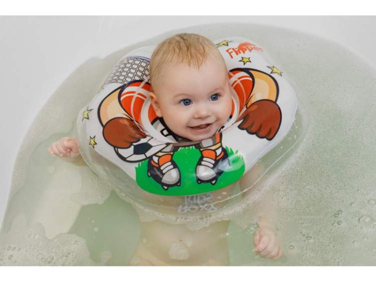 Надувной круг ROXY для купания Flipper футболист  (арт. 01097) Круг для новорожденных Flipper предназначен для проведения водных процедур в ванной с самого рождения. Надувной аксессуар для шеи малыша сделан из безопасного современного полимера, а также имеет две воздушные камеры, внутри которых есть шарики-погремушки для более увлекательного купания ребенка. В конструкции круга предусмотрены выемка для подбородка малыша и ручки, благодаря которым родители смогут придерживать ребенка, определения направление купания. Две удобные застежки обеспечивают быструю и простую фиксацию круга во время купания. Для дополнительной безопасности малыша круг Flipper имеет сглаженный внутренний шов, который не поранит шею. Может использоваться в домашних условиях и на открытых водоемах глубиной не более 1 метра. В конструкции предусмотрен ниппель с обратным клапаном, который удержит воздух даже с открытым колпачком. Соответствует европейским стандартам качества и безопасности детских товаров.
Состав: ПВХ