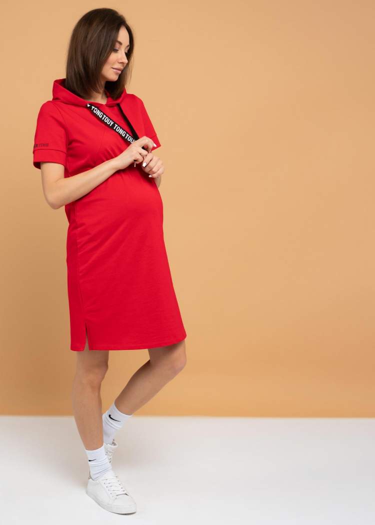 Платье ILM Сильвия для беременных и кормящих; красный (Арт. 105078) Практичное и комфортное платье из хлопкового трикотажа для беременных и кормящих. Модель прямого свободного силуэта выполнена из хлопкового футера с петельчатой изнанкой. Платье разработано с учетом изменения пропорций тела во время беременности. Для легкого доступа к груди предусмотрены потайные молнии на груди. Длина изделия по спинке: 86 см. Рекомендации по уходу: деликатная стирка в стиральной машине при 30°C