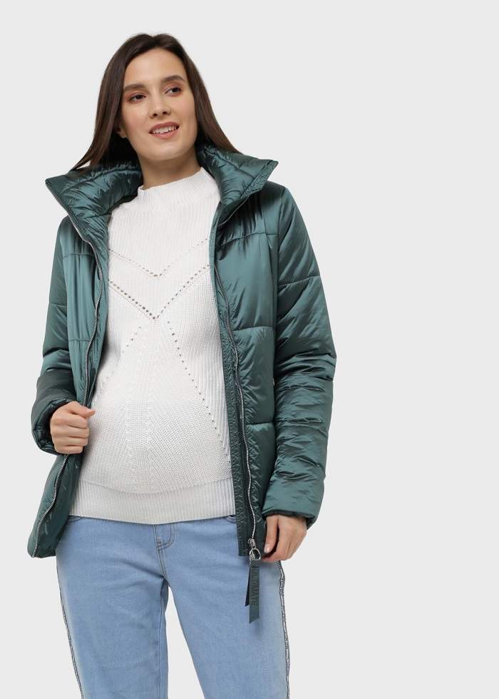 Куртка демисезонная ILM 2в1 Брайтон для беременных; можжевеловый (Арт. 103970) Теплая демисезонная куртка для беременных.
Комплект: куртка с запасом на живот. 
Для удобства ношения на весь период беременности предусмотрены потайные молнии в боковых швах.
Материал: курточная ткань
Утеплитель: синтепон (220 гр/м2)
Модель куртки с высоким воротником, прямого силуэта. 
Куртка создана с учетом постепенного увеличения живота. Подходит с самых ранних сроков и до конца беременности. 
Можно носить до, во время и после беременности.
Карманы: два боковых прорезных кармана на молнии
Длина изделия по спинке: 62 см
Длина рукава: 62 см
Рекомендации по уходу: химчистка
Рост модели 175 см, размер на модели 42
Состав: 100% Полиамид
