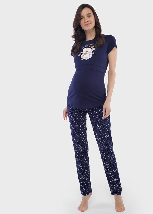 Комплект для дома ILM Стивен для беременных и кормящих; синие звезды (Арт. 103564) Удобный и комфортный комплект для дома для беременных и кормящих. Выполнен из 100% хлопкового трикотажа (кулирка). Комплект создан с учетом изменения пропорций тела во время беременности. Для легкого доступа к груди предусмотрен функциональный двуслойный подрез под грудью 
Длина футболки по спинке: 68 см 
Пояс брюк: под животик
Длина брюк по внутреннему шву: 76 см 
В комплекте: футболка, брюки
Рекомендации по уходу: деликатная стирка в стиральной машине при 30°C
Состав: 100% Хлопок
