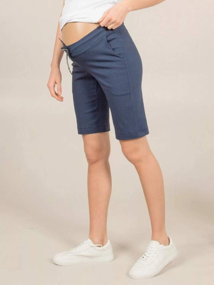 Шорты EM для беременных; синий (Арт. 37030370) Современные модные шоты из эластичной костюмной ткани похожей на коттон. Очень похожи на джинсовые. Ткань хорошо тянется, но при этом держит форму, прекрасно садится по фигуре. Модель шорт – бермуды – удлиненные по колено и широкие. Пояс шорт занижен спереди под живот и выполнен из широкой резинки, дублируется функциональными завязками. Спереди шорты рельефно-отрезные с большими карманами. Сзади без карманов. Шорты можно носить и после беременности. Они очень удобные и комфортные.
Состав: 65% вискоза, 30% ПЭ, 5% ЭЛ
