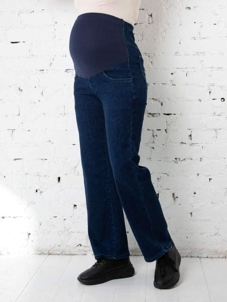 Джинсы М.К  для беременных утеплённые; синий (Арт. 1610960) Джинсы для беременных утепленные стрейч, силуэт клеш от бедра, с трикотажной вставкой спереди на животик с возможностью регулировки резинкой по верхнему краю. Модная модель в сочетании с джинсой стрейч утепленной подпушком в темно-синем дениме для стильных будущих мамочек! Фигурные накладные карманы сзади, спереди два действующих кармашка.
Состав: Хлопок 95%, эластан 5%