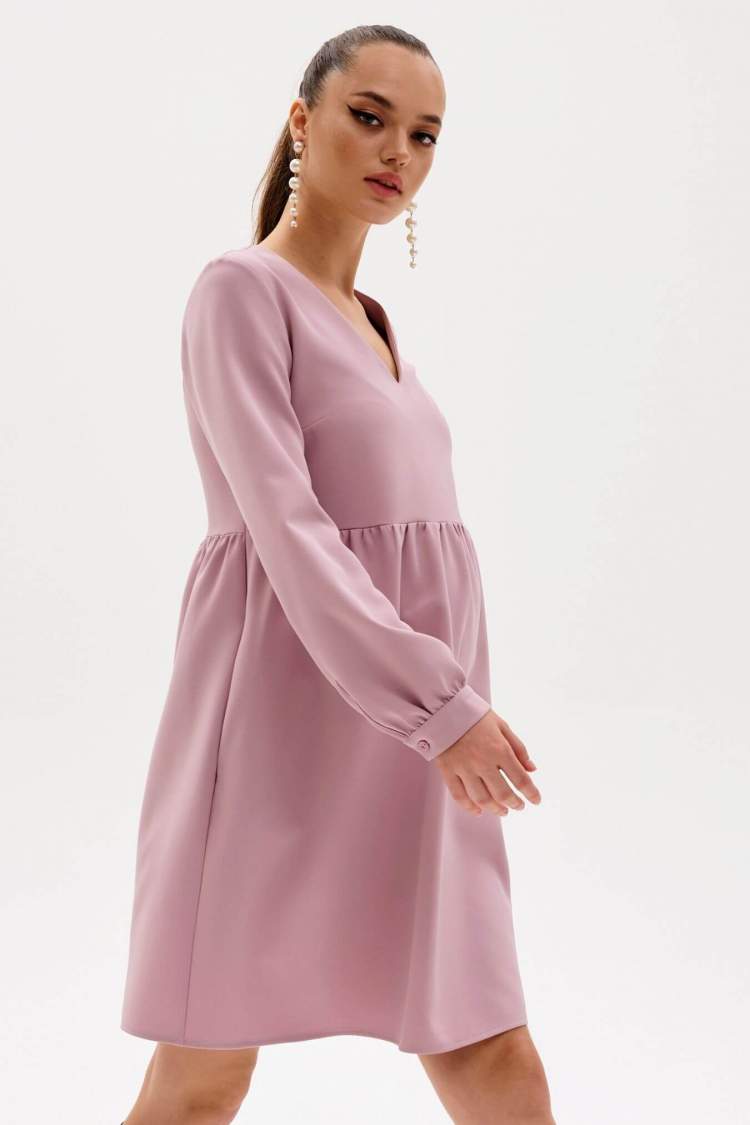 Платье HM для беременных; розовый (Арт. 9104809) Платье для беременных женское розового оттенка длиной выше колен. Приятный плотный материал, аккуратный V-образный вырез, пышные длинные рукава на манжетах, укороченная длина. Талия завышена, расклешенная юбка со сборкой придает образу кокетство и дает дополнительный объем для растущего животика. Платье для будущих мам будет удобным на любом сроке беременности и после родов. Платье женское для беременных можно использовать как платье женское повседневное для беременных, платье для беременных в офис, вечернее платье для беременных, платье женское праздничное для беременных, одежда для будущих мам, платье трапеция для беременных, платье для беременных больших размеров, красивое платье для беременных, одежда для беременных большие размеры. Магазин для беременных женщин Happy Moms - это красивые платья для беременных на праздник, платья и сарафаны для беременных, товары для беременных женщин, все для беременных. Беременность и роды - прекрасный период, будьте всегда неотразимы.