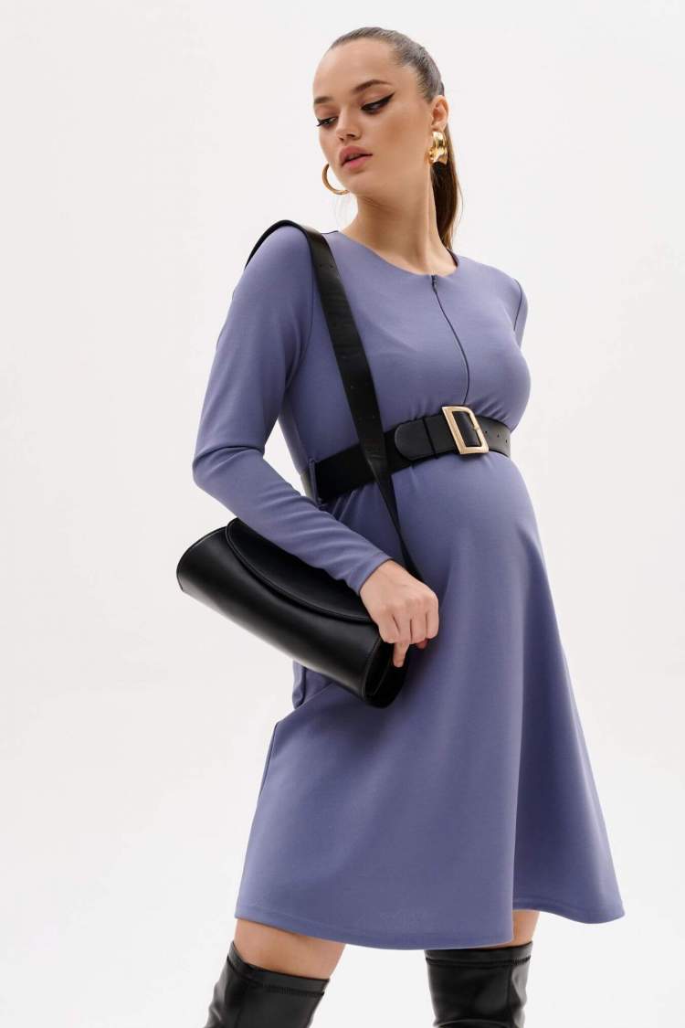 Платье HM для беременных; серо-голубой (Арт. 9105203) Платье для беременных женское серо-голубого оттенка длиной чуть выше колен. Аккуратная круглая горловина дополнена потайной молнией, что придает платью нотку оригинальности и дает возможность при необходимости покормить малыша. Рукава длинные, завышенная талия на резинке, объем которой можно регулировать тканевым поясом (в комплекте) или любым подходящим ремнем. Юбка расклешенная, позволит носить платье на всем сроке беременности и после родов. Платье для будущих мам можно использовать как платье женское повседневное для беременных, платье для беременных нарядное, платье для беременных в офис, вечернее платье для беременных, платье женское праздничное для беременных, платье для беременных больших размеров. Магазин для беременных женщин Happy Moms - это красивые платья для беременных на праздник, платья и сарафаны для беременных, товары для беременных женщин, вещи для беременных, одежда для будущих мам, все для беременных. Беременность и роды -прекрасный период,будьте всегда неотразимы.