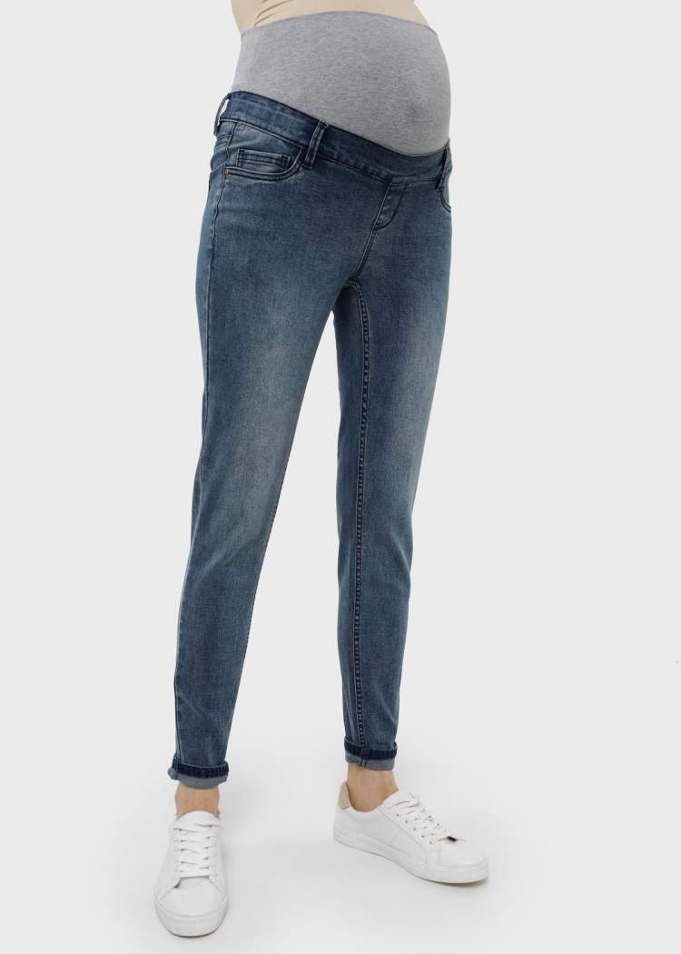 Джинсы ILM Стайл-022 для беременных; синий (Арт. 104119) Удобные стильные базовые джинсы для беременных.
Модель зауженного кроя Slim Fit.
Джинсы разработаны по специализированному лекалу для беременных.
Тип пояса: трикотажная вставка средней высоты с регулировкой степени утяжки.
Материал: хлопковый деним с эластаном
Длина по внутреннему шву: 74 см 
Карманы: 2 передних боковых кармана, 2 накладных кармана сзади 
Рекомендации по уходу: деликатная стирка в стиральной машине при 30°C
Состав: 70% Хлопок / 28% Полиэстер / 2% Эластан