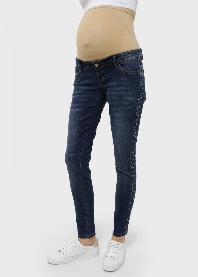 Джинсы ILM Стайл-067 для беременных; синий (Арт. 104220) Удобные стильные базовые джинсы для беременных.
Модель облегающего кроя Slim Fit.
Джинсы разработаны по специализированному лекалу для беременных.
Тип пояса: высокая эластичная вставка-резинка на живот
Материал: хлопковый деним с эластаном
Длина по внутреннему шву: 74 см 
Детали: заклепки и стразы по бокам
Карманы: 2 передних боковых кармана, 2 накладных кармана сзади 
Рекомендации по уходу: деликатная стирка в стиральной машине при 30°C
Состав: 91% Хлопок / 7% Полиэстер / 2% Эластан
