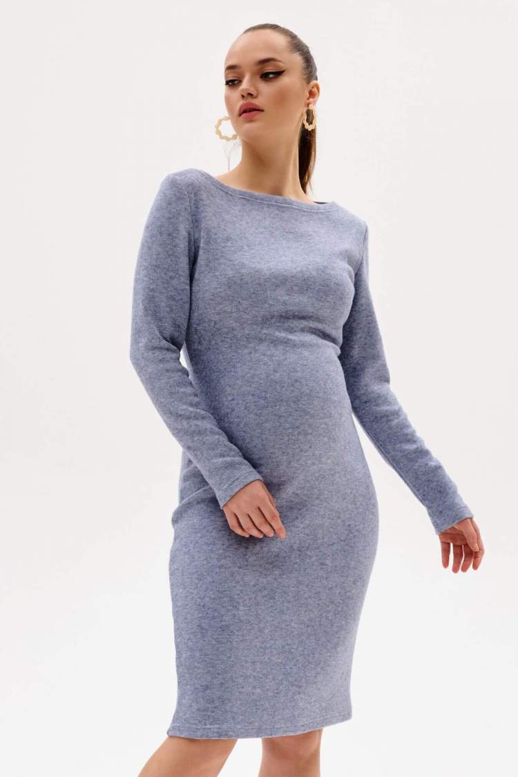 Платье HM для беременных; голубой (Арт. 9105403) Платье для беременных утепленное голубого оттенка из мягкого плотного трикотажа длиной до колен. Приятная вязаная ткань, прямой крой, аккуратная горловина-лодочка, длинный классический рукав. Платье для будущих мам кокетливо облегает фигуру, при этом не сковывая движений. Подойдет на всем сроке беременности и после родов. Платье женское для беременных можно использовать как платье для беременных повседневное, платье для беременных зима, платье для беременных и кормящих теплое, платье для беременных в офис, домашнее платье для беременных, платье для беременных больших размеров, трикотажное платье для беременных. Магазин для беременных женщин Happy Moms - это красивые платья для беременных, платья и сарафаны для беременных, товары для беременных женщин, вещи для беременных, одежда для беременных и кормящих, одежда в роддом для беременных, стильная одежда для беременных, все для беременных. Беременность и роды прекрасный период, будьте всегда неотразимы.