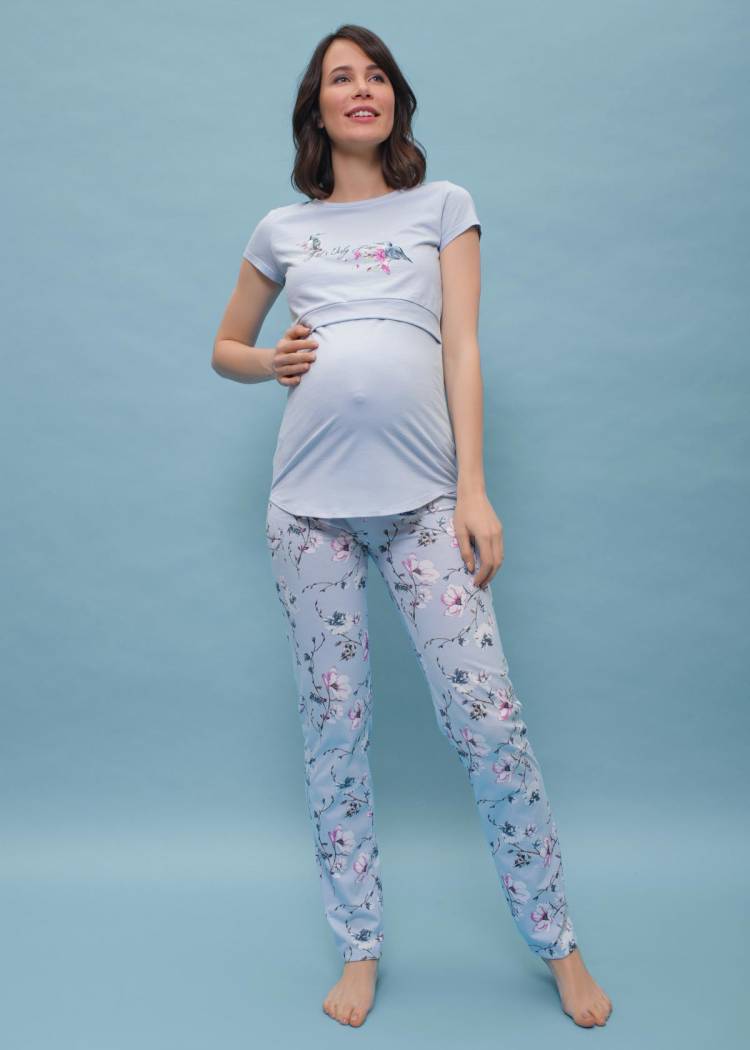 Комплект для дома ILM Стивен для беременных и кормящих; голубой (Арт. 104236) Удобный и комфортный комплект для дома для беременных и кормящих. Выполнен из 100% хлопкового трикотажа (кулирка). Комплект создан с учетом изменения пропорций тела во время беременности. Для легкого доступа к груди предусмотрен функциональный двуслойный подрез под грудью 
Длина футболки по спинке: 68 см 
Пояс брюк: под животик
Длина брюк по внутреннему шву: 76 см 
В комплекте: футболка, брюки
Рекомендации по уходу: деликатная стирка в стиральной машине при 30°C
Состав: 100% Хлопок