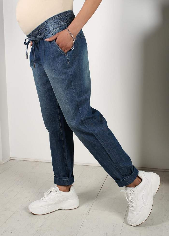 Джинсы ILM Стайл-044 для беременных; темно-синий (Арт. 104466) Удобные легкие базовые джинсы (брюки) для беременных.
Модель свободного кроя "бойфренд".
Джинсы разработаны по специализированному лекалу для беременных.
Тип пояса: эластичный пояс-резинка под живот. 
Особенности модели: фиксированный подворот снизу.
Материал: тонкий хлопковый деним
Длина по внутреннему шву: 70 см 
Карманы: боковые с отрезным бочком 

Рекомендации по уходу: деликатная стирка в стиральной машине при 30°C
Состав: 100% Хлопок